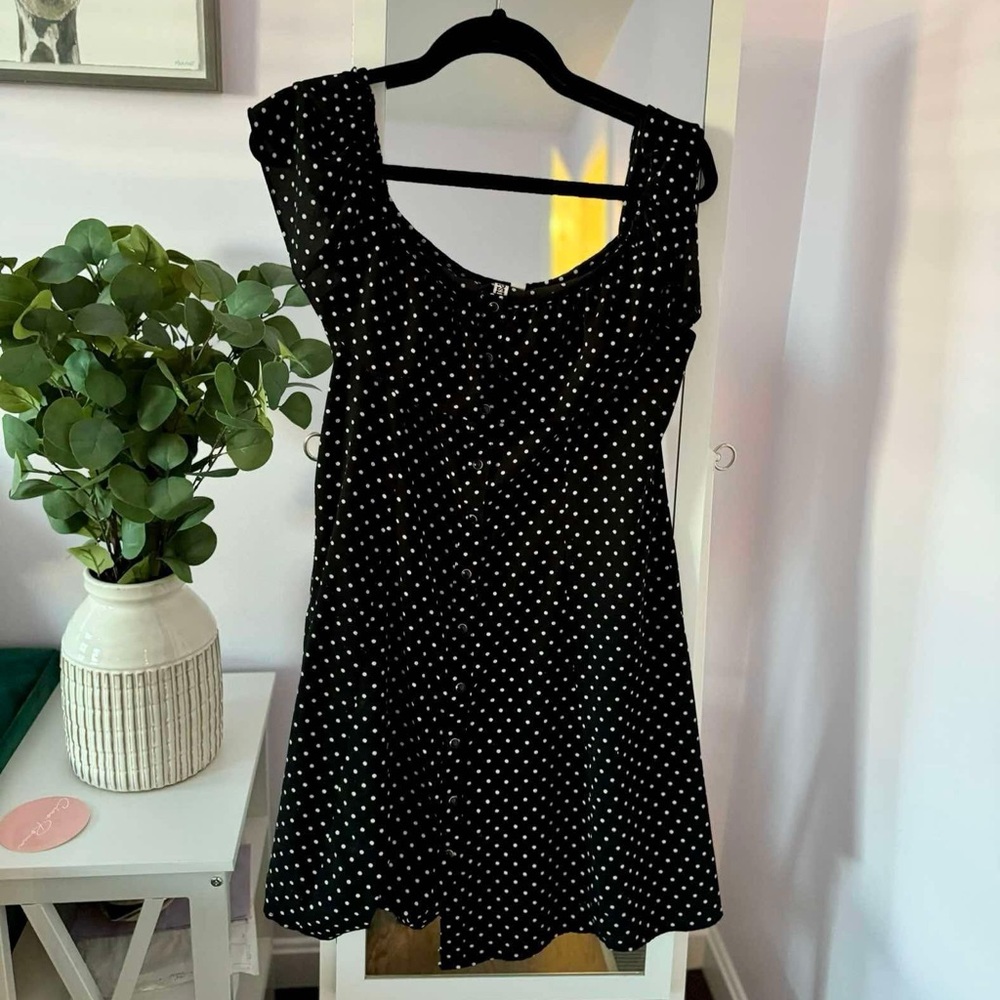 🧵Thrifted🧵Very flattering black polka dot spring/summer dress